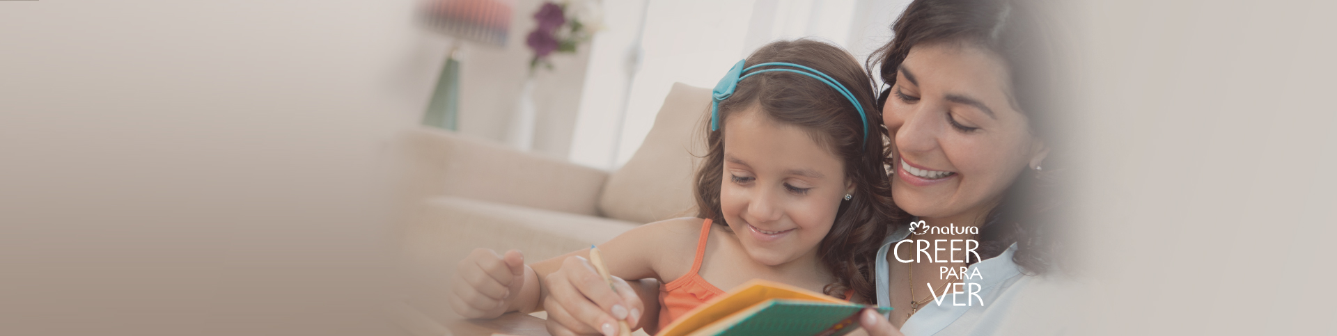 Madre e hija leyendo juntas, sonriendo