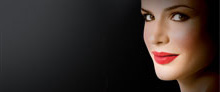 Mujer maquillada sonriendo