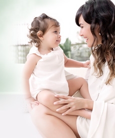 madre sonriendo con su hija