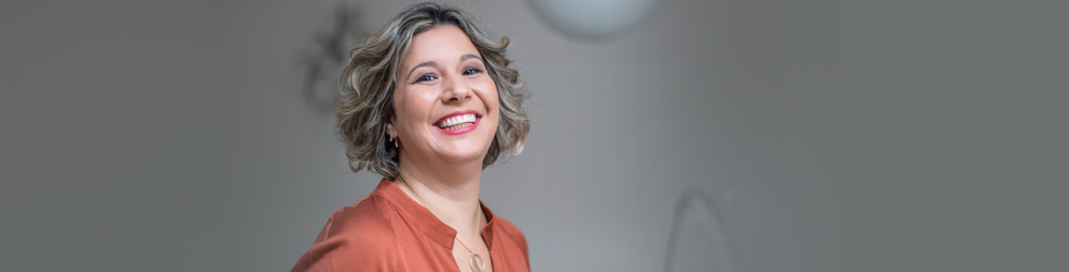 mujeres reunidas sonriendo