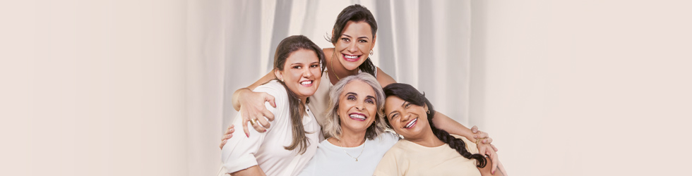 mujeres reunidas sonriendo