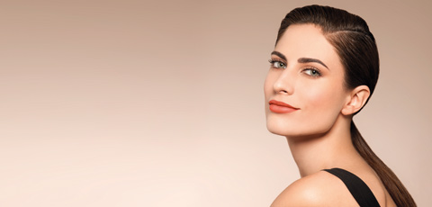 Mujer maquillada con productos natura una