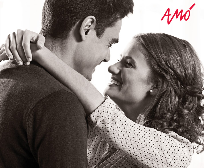 Pareja abrazada mirándose a los ojos.