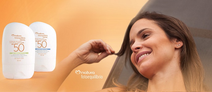 Protectores faciales Natura Fotoequilibrio y la imagen de una mujer sonriendo