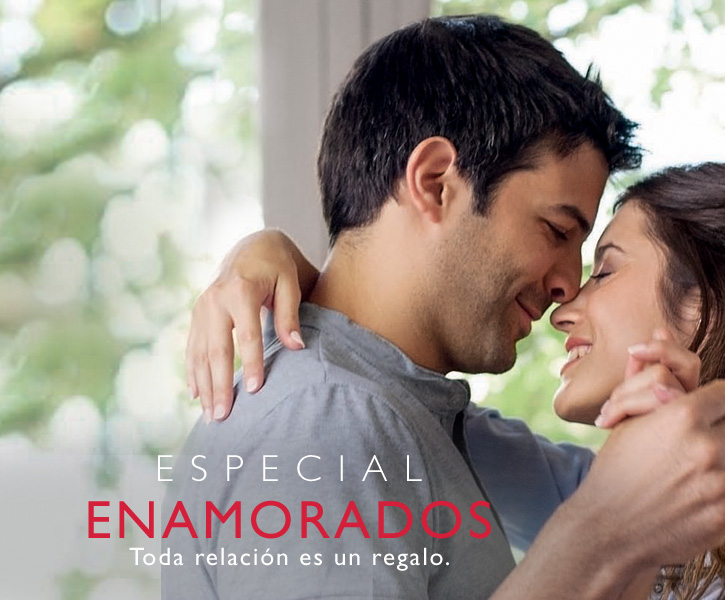 pareja hombre y mujer abrazandose y sonriendo