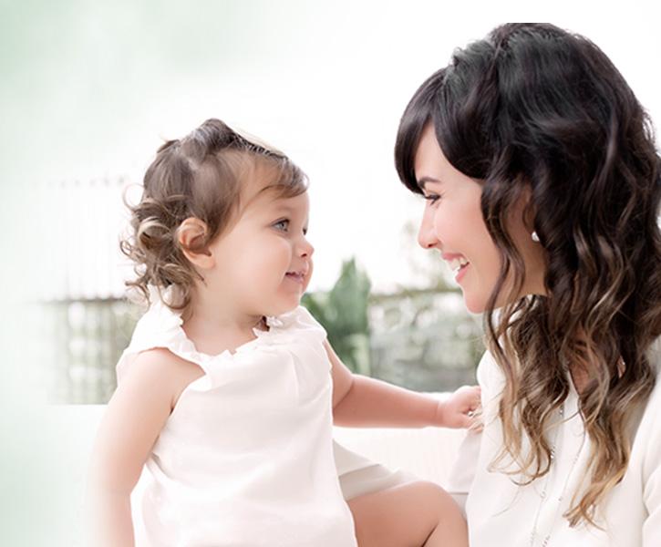 Madre sonriendo con su hija