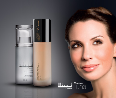 Mujer con productos chronos y una maquillada mirando para arriba