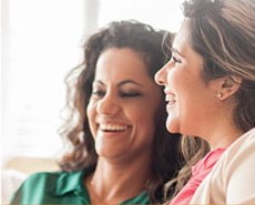 Dos mujeres sonriendo