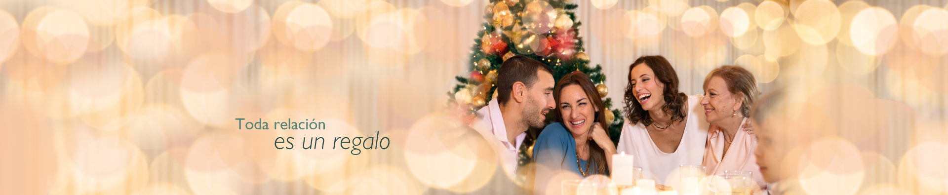 Personas sonriendo reunidas alrededor del arbol de navidad