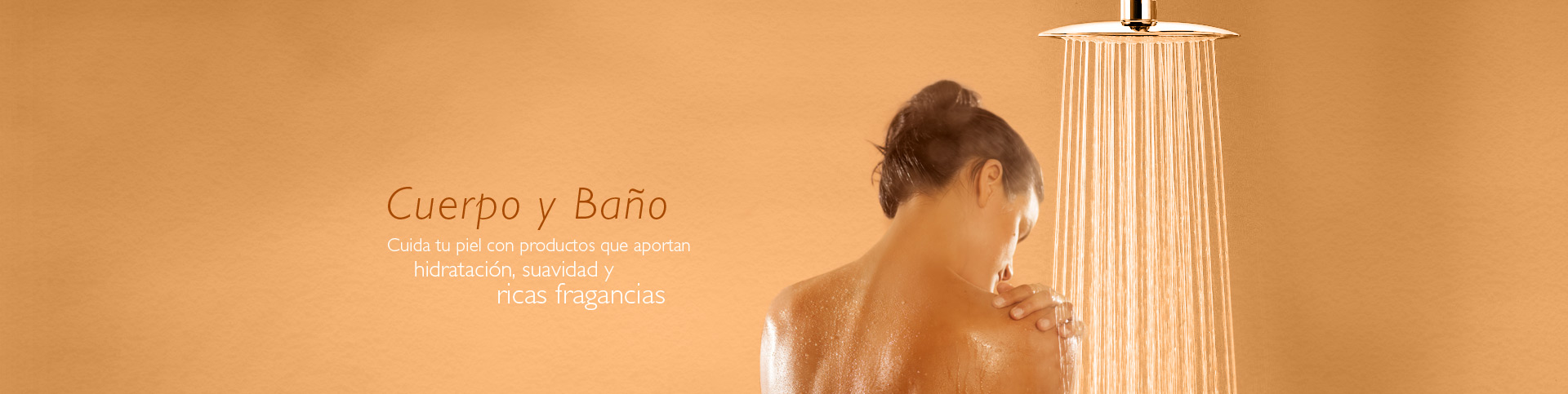 Mujer debajo de una ducha tomando un baño