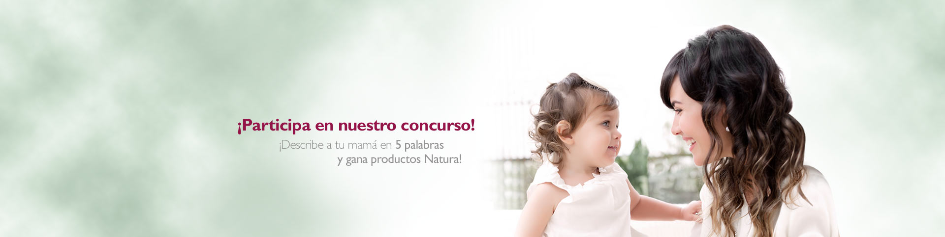 Mamá e hija mirandose cariñosamente