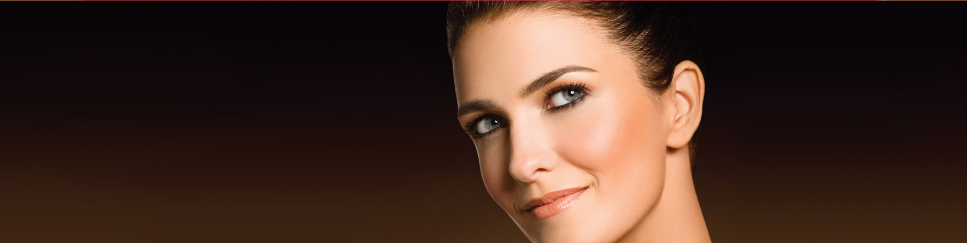 Mujer maquillada, sonriendo