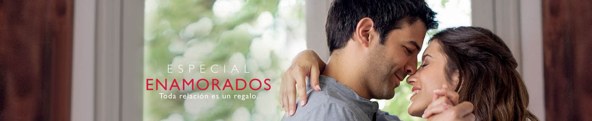 Pareja enamorada mirándose a los ojos
