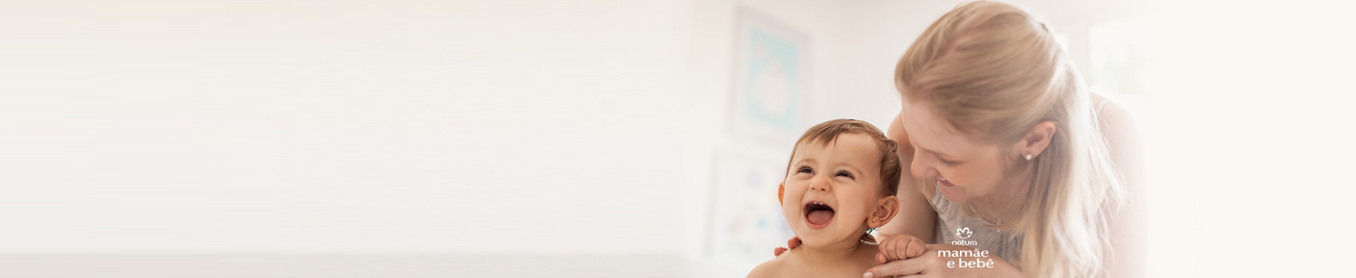 Madre observando a su bebé que sonrie muy contento