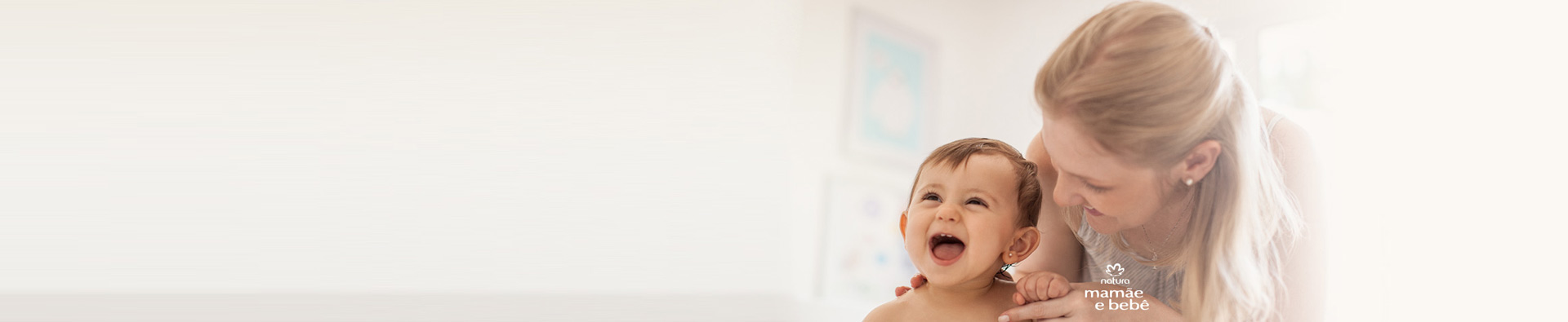 Madre observando a su bebé que sonrie muy contento