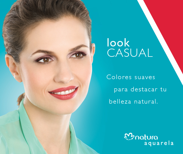 Mujer sonriendo maquillada con productos de Natura Aquarela.