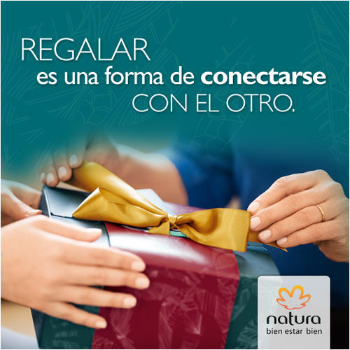 Manos abriendo un paquete sorpresa