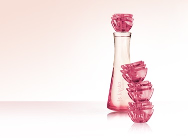 Kriska. Por días más femeninos. Nuevo perfúme Kriska Descoberta. Mujer sonrie y huele una flor