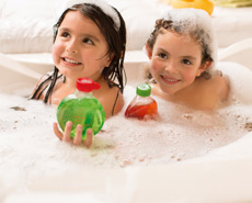 Niñas tomando un baño sonriendo