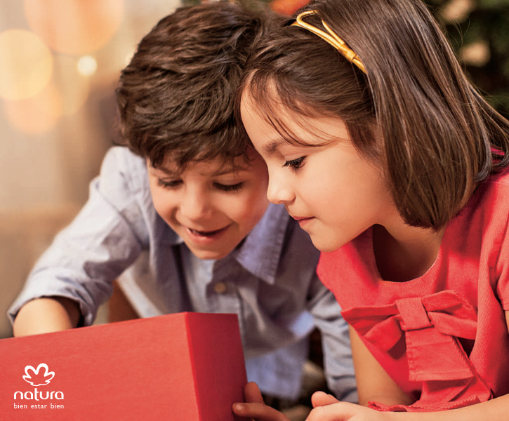 Dos niños observando un regalo, sonriéndo
