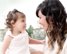 madre sonriendo con su hija