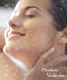 Mujer tomando una ducha