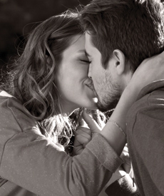 Pareja abrazada mirándose a los ojos.