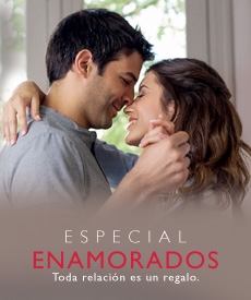 pareja hombre y mujer abrazandose y sonriendo
