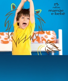 Dos niños jugando a interpretar animales