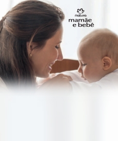 Madre e hijo mirándose a los ojos sonriendo