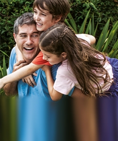 Hombre jugando con dos niños