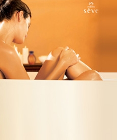 Mujer utilizando producto Sève tomando un baño