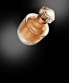 Nueva fragancia Natura Una, perfume inclinado sobre un fondo negro