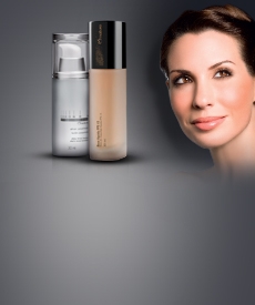 Mujer con productos chronos y una maquillada mirando para arriba
