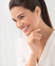 Mujer sonriendo con labios y ojos maquillados con productos de Natura Chronos