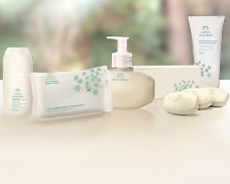 Productos Erva Dolce sobre una mesada muy iluminados