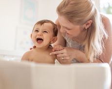 mama y niño sonriendo juntos