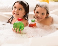 niñas jugando y sonriendo con productos nature