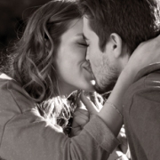 Pareja abrazada mirándose a los ojos.