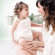 madre sonriendo con su hija