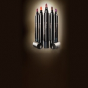 Labiales intransferibles Natura Una y una cara de mujer maquillada con dichos productos