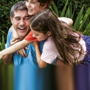 Hombre jugando con dos niños