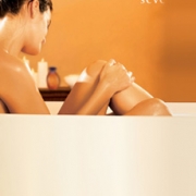 Mujer utilizando producto Sève tomando un baño